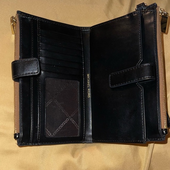 Michael Kors Large Double Zip Wallet / Wristlet with Blk/Wht Color Block - Picture 8 of 16